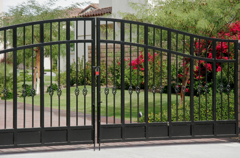 как выбрать забор к воротам