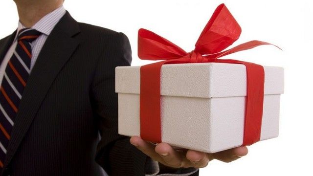 Солідні подарунки для начальника на ювілей: ТОП-30 ідей