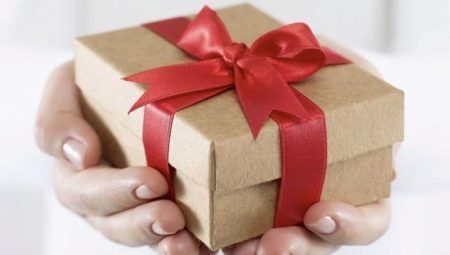 Що подарувати колезі при виході на пенсію?