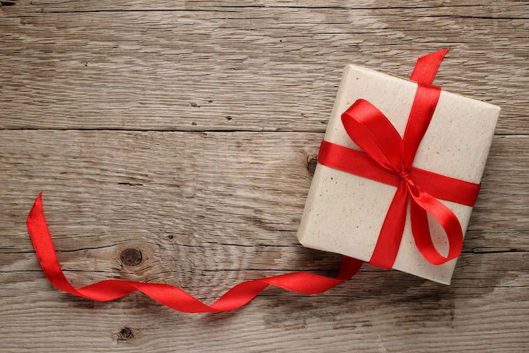 Що подарувати колезі при виході на пенсію?