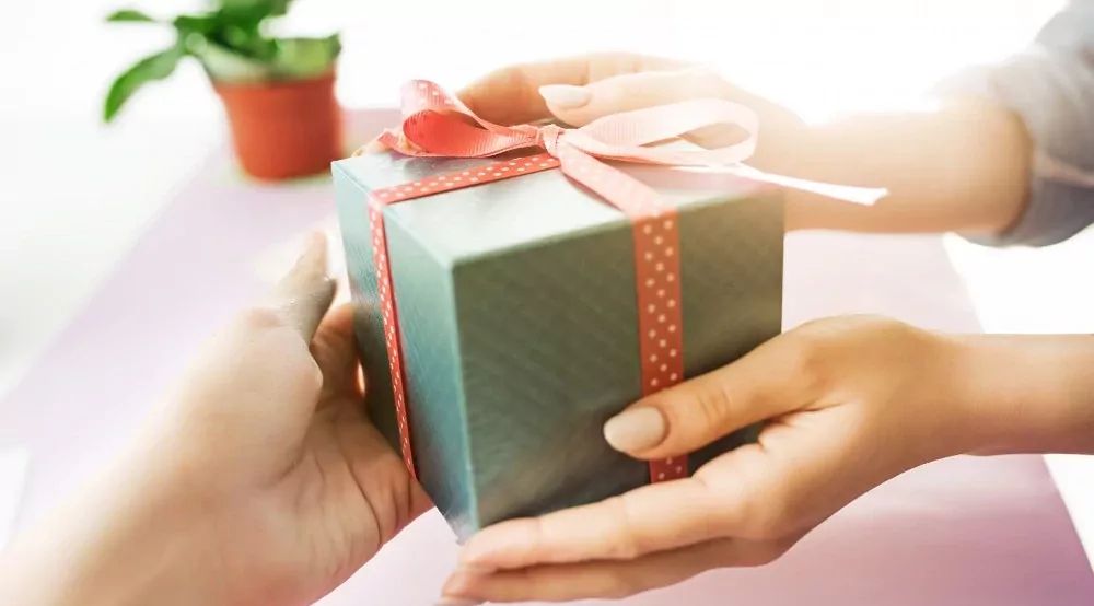 Що подарувати книголюбу → 25 ідеальних літературних дарунків